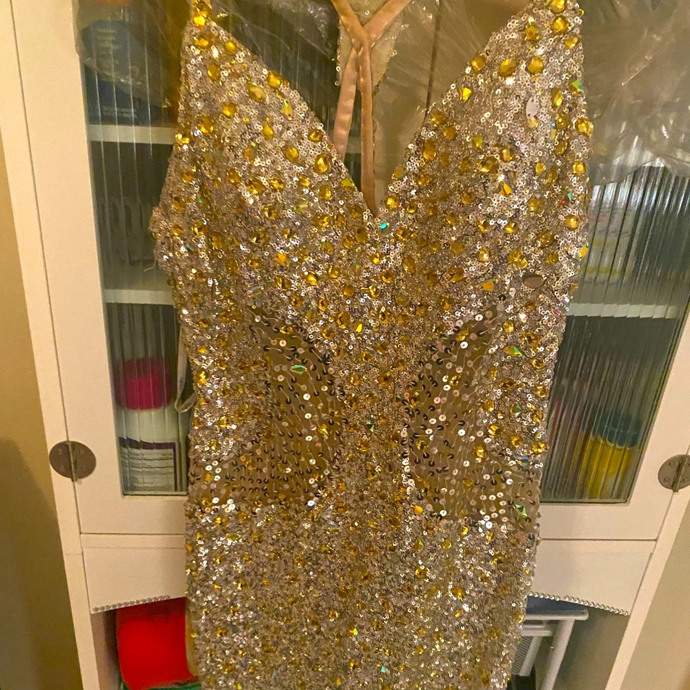 Short mini dress silver with gold stone size 4 brand colors, party dress